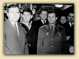 03.Гагарин Ю.А. во время экскурсии по ракетному крейсеру Грозный.jpg